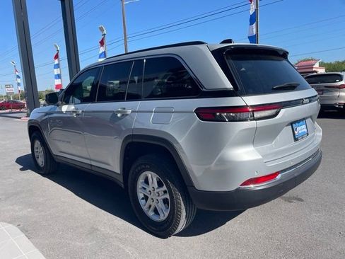 Used 2025 Jeep Grand Cherokee Laredo RWD image 5