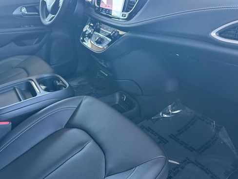 New 2027 Chrysler Pacifica Select FWD image 16
