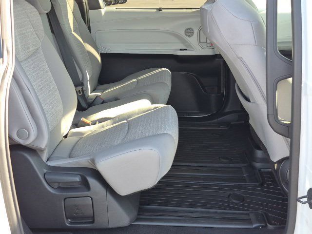 Used 2026 Toyota Sienna LE FWD image 21