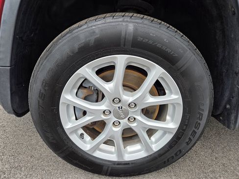 Used 2014 Jeep Cherokee Latitude w/ Cold Weather Group AWD/4WD image 9