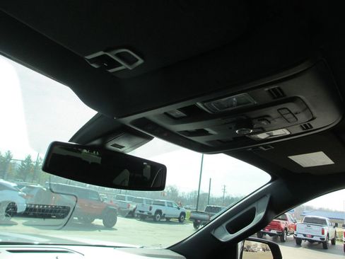 Used 2022 GMC Yukon SLT w/ SLT Premium Package image 35