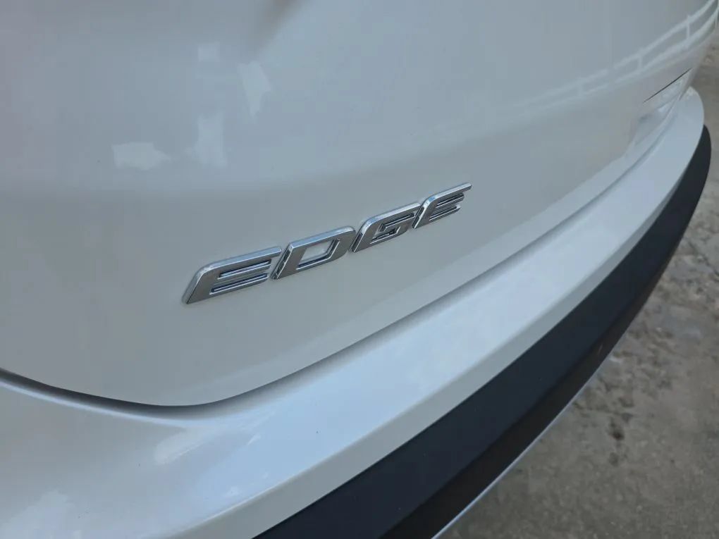 Used 2019 Ford Edge SEL w/ Equipment Group 201A FWD image 11