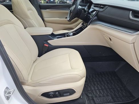 Used 2025 Jeep Grand Cherokee Limited w/ Black Appearance Package RWD image 15