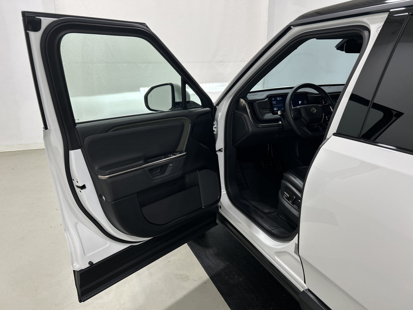Used 2025 Rivian R1S Adventure Dual AWD/4WD image 16