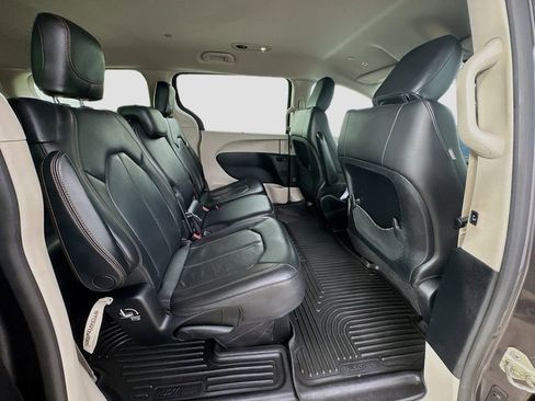 Used 2019 Chrysler Pacifica Touring-L w/ Advanced Safetytec Group image 34