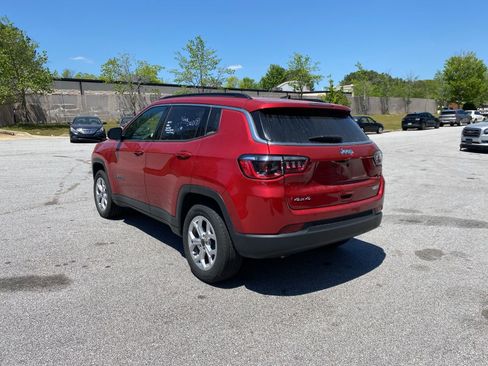 Used 2025 Jeep Compass Latitude AWD/4WD image 4