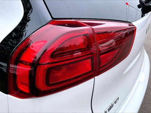 Used 2022 Kia Niro EX Premium image 28