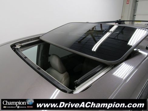 Used 2015 Toyota Sienna L image 4