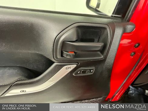 Used 2016 Jeep Wrangler Unlimited Rubicon image 16