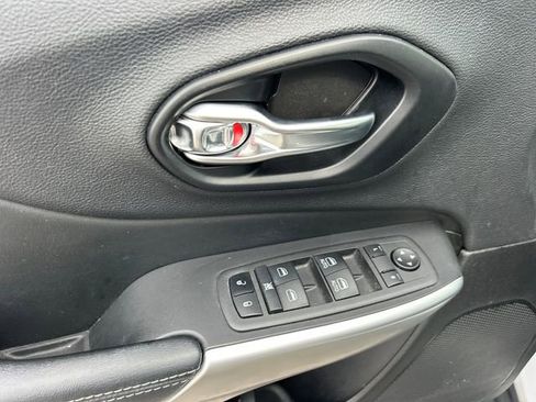 Used 2022 Jeep Cherokee Latitude w/ Trailer Tow Group image 32