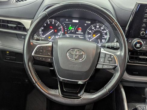 Used 2021 Toyota Highlander XLE image 4