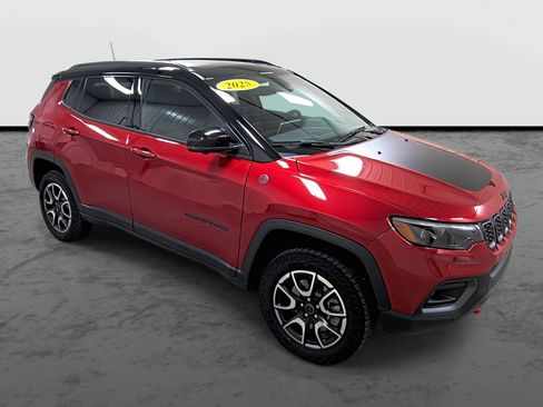 Used 2025 Jeep Compass Trailhawk w/ Trailhawk Elite Group AWD/4WD image 5