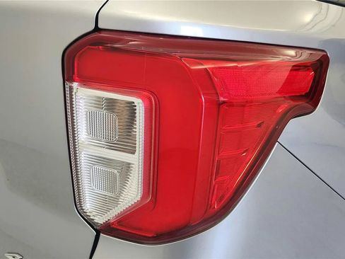Used 2022 Ford Explorer XLT w/ Equipment Group 202A AWD/4WD image 15