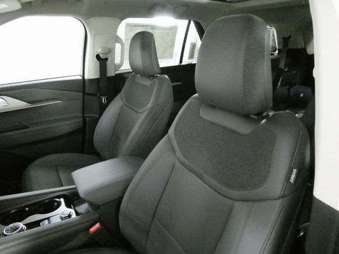 New 2025 Ford Explorer Active w/ Active Comfort Package image 28