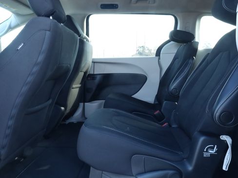 Used 2023 Chrysler Voyager LX image 14