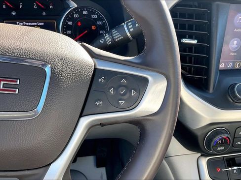 Used 2023 GMC Acadia SLT image 13