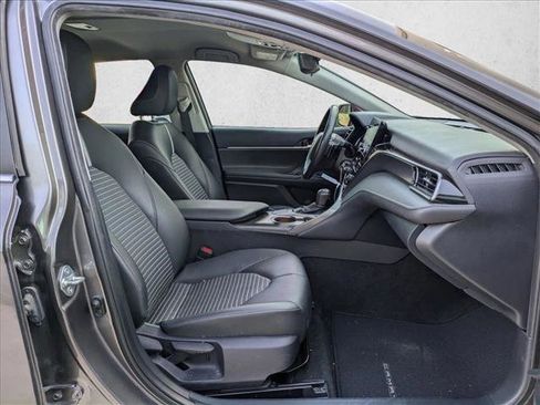 Used 2022 Toyota Camry SE image 19