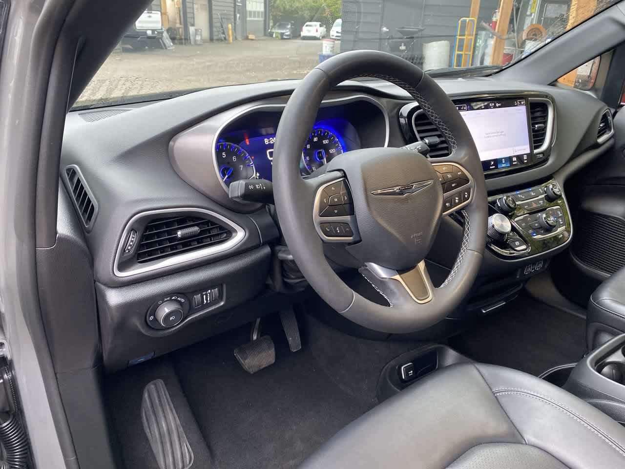 Used 2025 Chrysler Pacifica Select FWD image 2