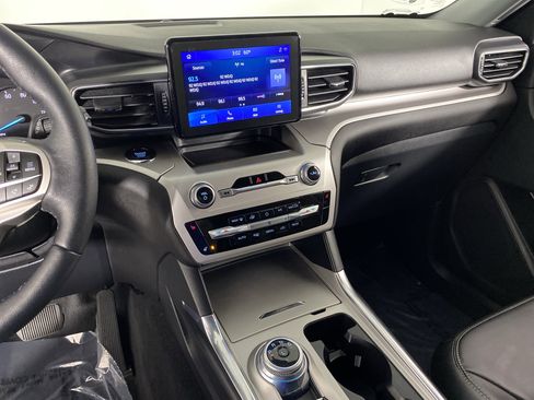 Used 2022 Ford Explorer XLT w/ Equipment Group 202A image 27