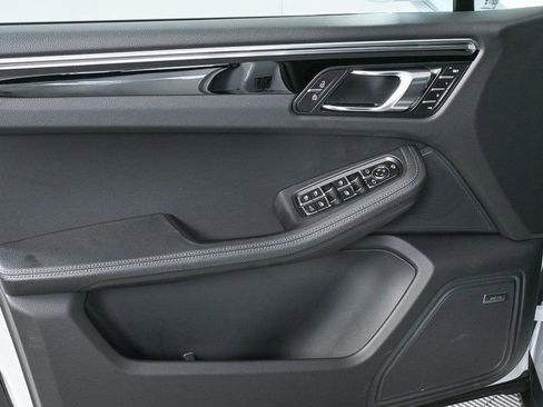 Certified 2025 Porsche Macan image 6