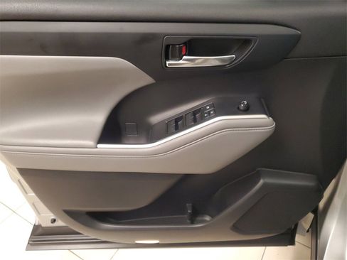 Used 2021 Toyota Highlander XLE image 20