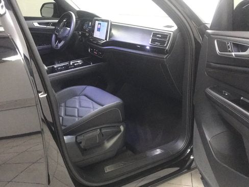 Used 2024 Volkswagen Atlas Cross Sport SE w/ Panoramic Sunroof Package FWD image 17