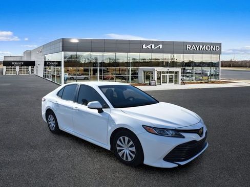 Used 2018 Toyota Camry FWD image 10