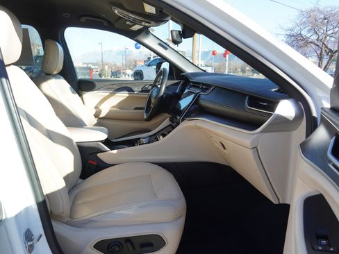 Used 2023 Jeep Grand Cherokee Limited image 22