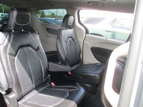 Used 2023 Chrysler Pacifica Touring-L AWD/4WD image 21