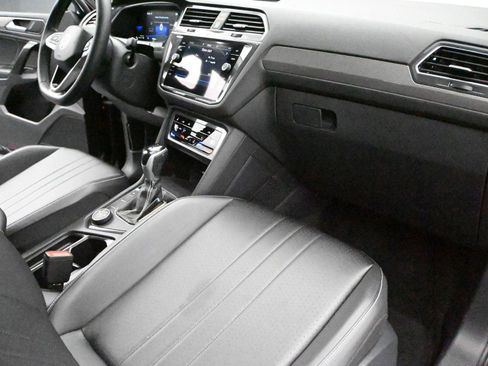 Used 2022 Volkswagen Tiguan SE w/ Panoramic Sunroof Package image 16