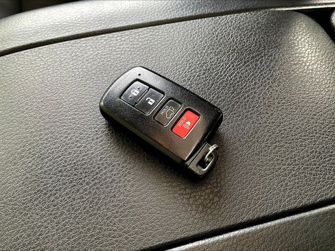 Used 2018 Toyota Highlander Limited AWD/4WD image 34
