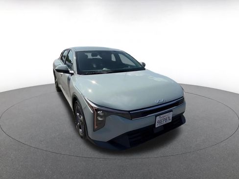 Used 2025 Kia K4 LXS FWD image 3