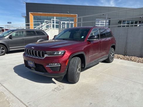 Used 2023 Jeep Grand Cherokee Limited image 1