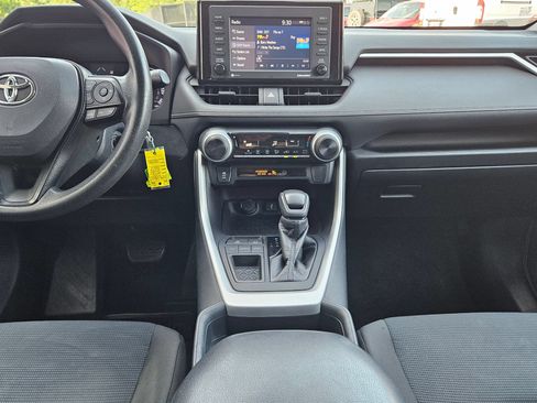Used 2021 Toyota RAV4 LE FWD image 10