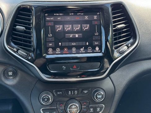 Used 2019 Jeep Cherokee Limited FWD image 17