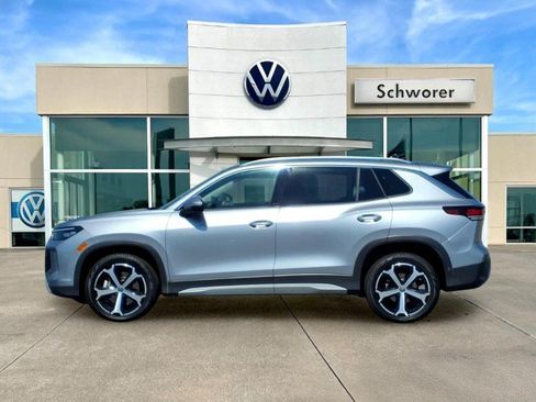 Certified 2025 Volkswagen Tiguan SE AWD/4WD image 1