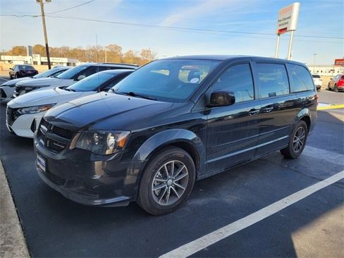 Used 2017 Dodge Grand Caravan SE image 3
