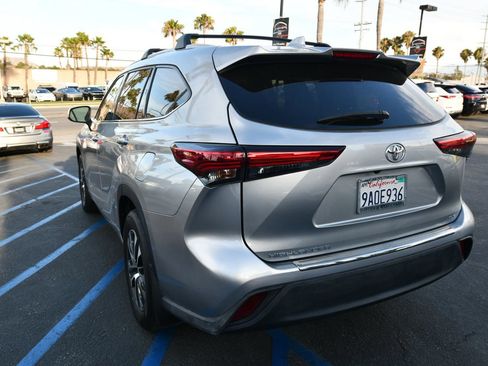 Used 2022 Toyota Highlander XLE FWD image 6