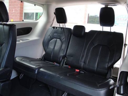 Used 2022 Chrysler Pacifica Touring-L w/ Uconnect Theater Family Group AWD/4WD image 26