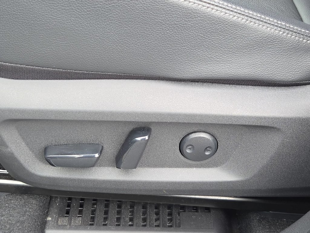 Used 2025 Nissan Rogue SL FWD image 16