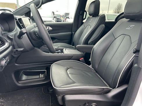 New 2026 Chrysler Pacifica Limited w/ S Appearance Package FWD image 23