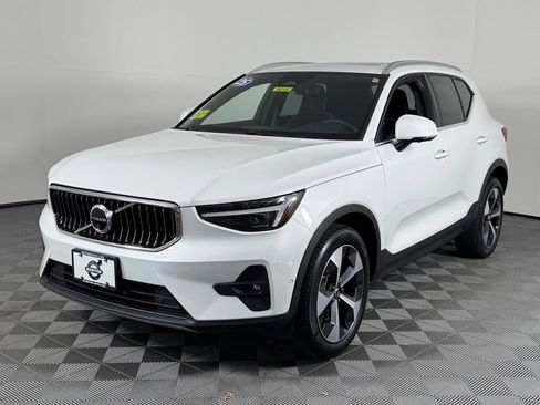 Certified 2025 Volvo XC40 B5 Plus AWD/4WD image 13