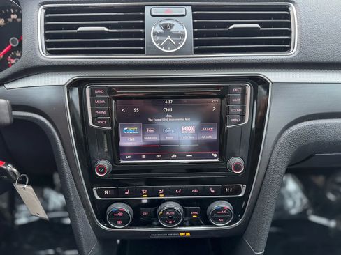 Used 2017 Volkswagen Passat 1.8T R-Line w/ R-Line Lighting Package image 18