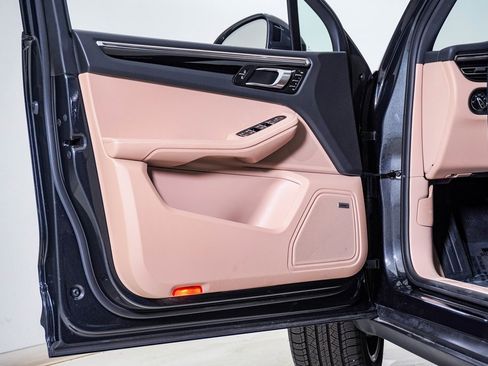 Certified 2025 Porsche Macan image 25