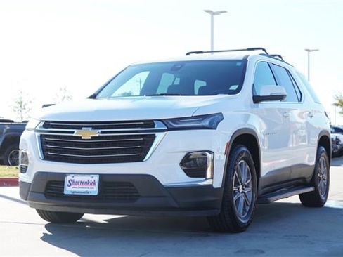 Used 2023 Chevrolet Traverse LT image 3