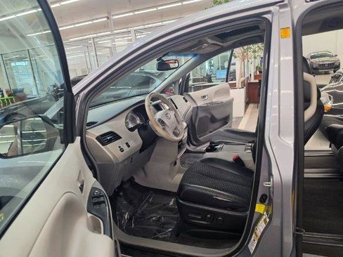 Used 2012 Toyota Sienna SE FWD image 28