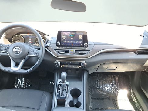 Used 2025 Nissan Altima 2.5 SV FWD image 17