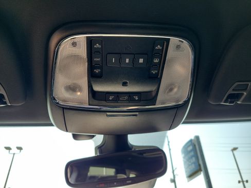Used 2019 Jeep Grand Cherokee Overland AWD/4WD image 31