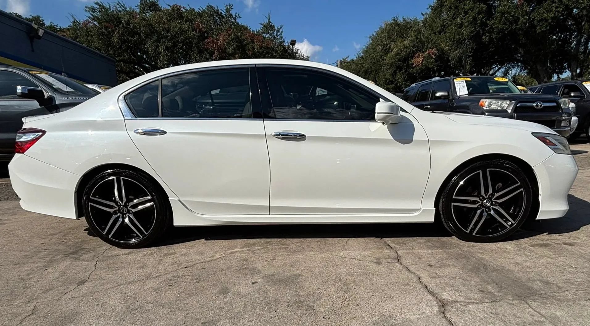 Used 2017 Honda Accord Touring image 8