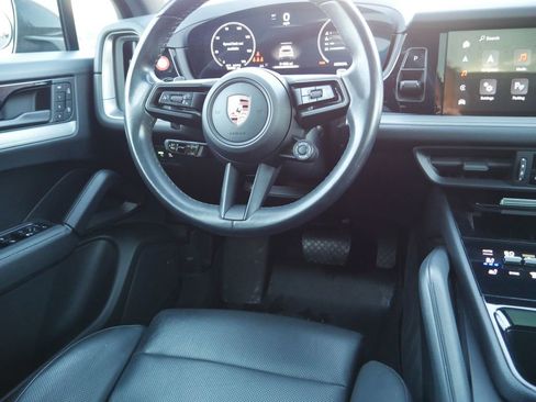 Used 2024 Porsche Cayenne image 39
